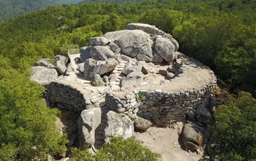 Visite commentée des sites archéologiques de Cuccuruzzu, Capula par la médiatrice Chantal de Peretti